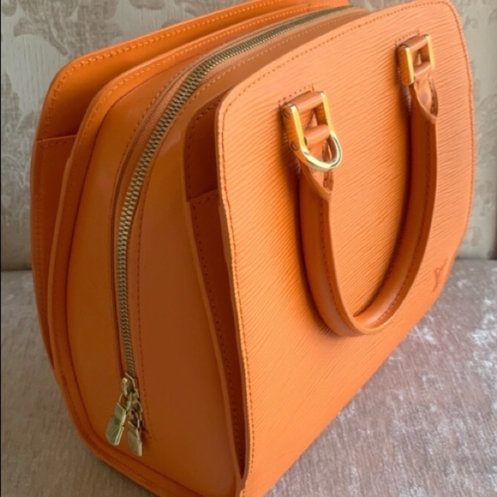 Louis Vuitton AUTHENTIC Pont Neuf bag